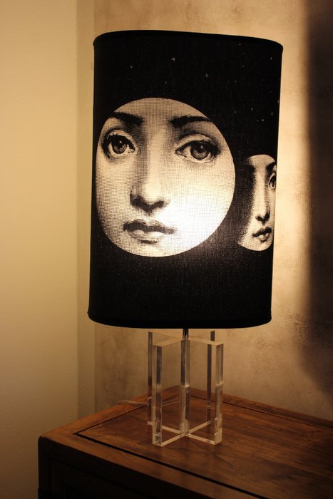 Lamppu - Lamppu Fornasetti-teemalla ja Variations-kangasvarjostimella - metakrylaatti, kangas, metalli