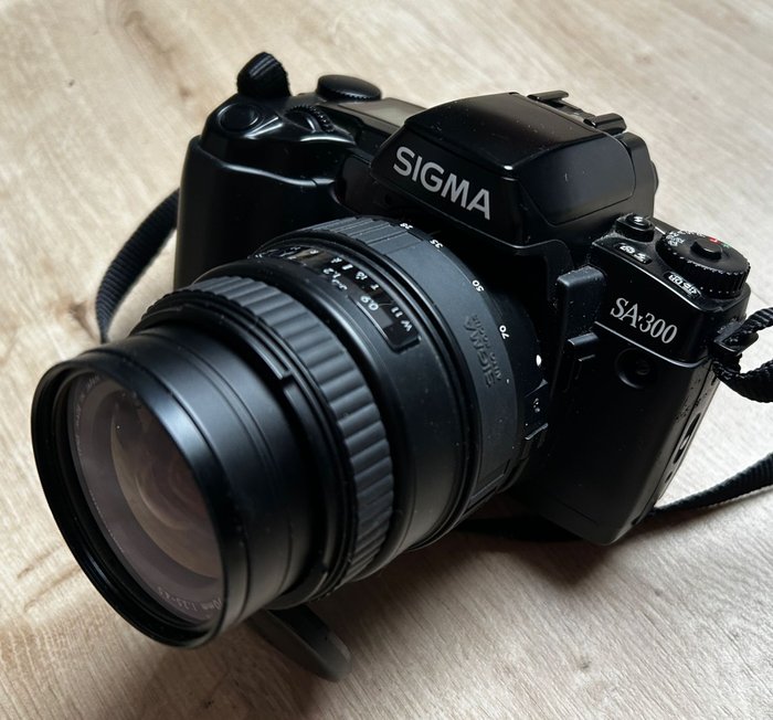 Sigma SA-300 + Zoomlens 28-70mm f3.5-4.5 Analoge camera