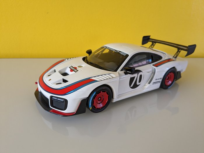 Minichamps 1:18 - Rennwagenmodell - Porsche 935 - Nr. 90 - Martini