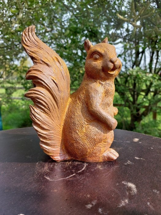 Statue, a cast metal squirrel with appearance - 20 cm - Jern (støpt)