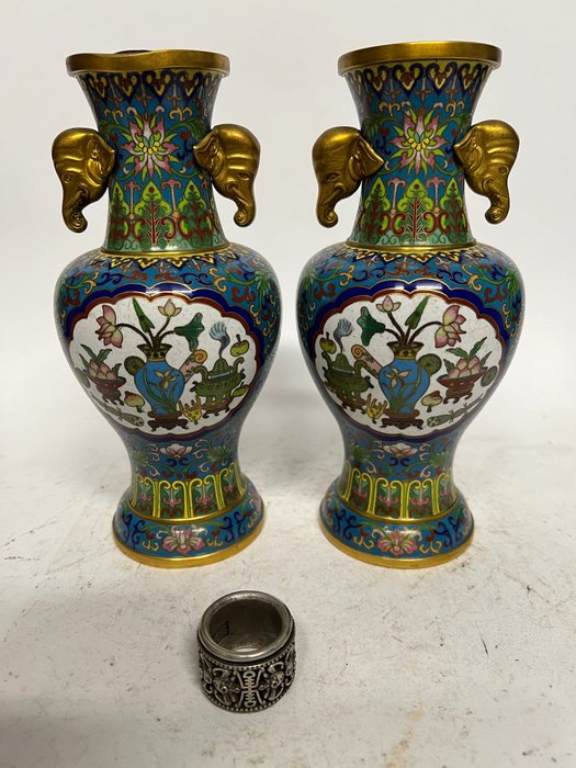 Vases - Bronze - China - Second half of 20th century