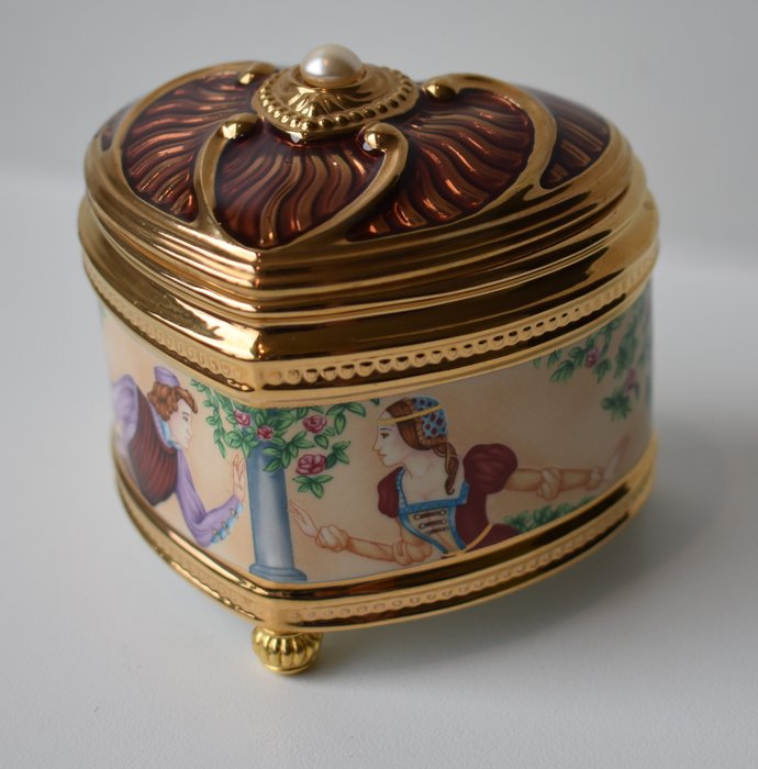House of Fabergé - F. Mint - Cutie Bijuterii - cutie muzicală/bijuterii „Romeo și Julieta” - porțelan - placat cu aur de 24 kt