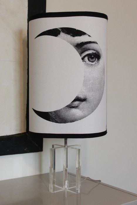 Lampe - med Fornasetti Theme and Variations-stoff - Metakrylat, metall, stoff