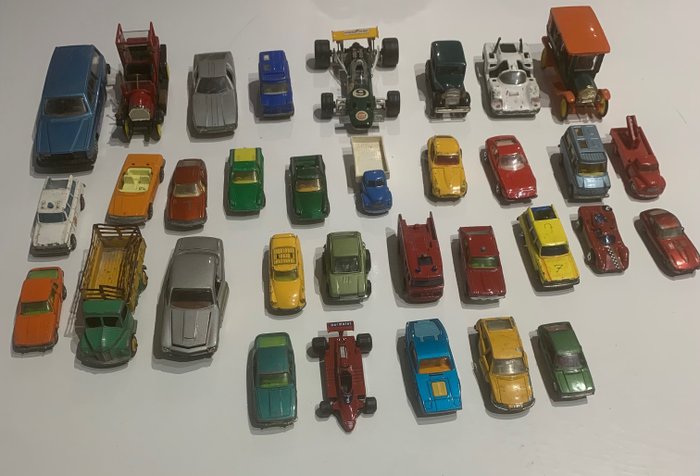 Corgi, Matchbox, Polistil, Politoys, Dinky Toys Different Scales - Modellauto - 33x Models