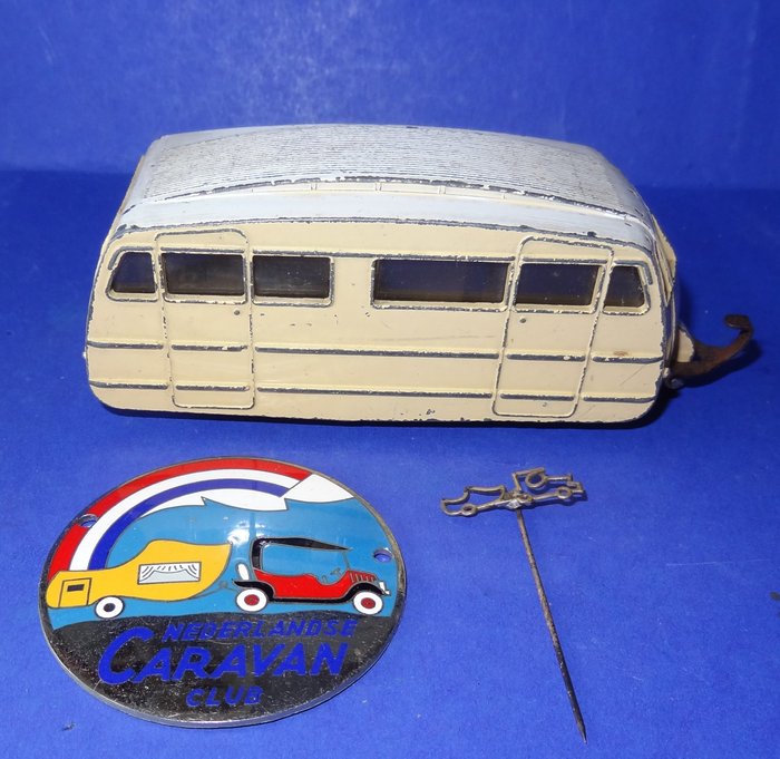 Badge - Nederlandse Caravan Club Badge & Zilveren Speldje & Dinky Toy Model 811 - 1960