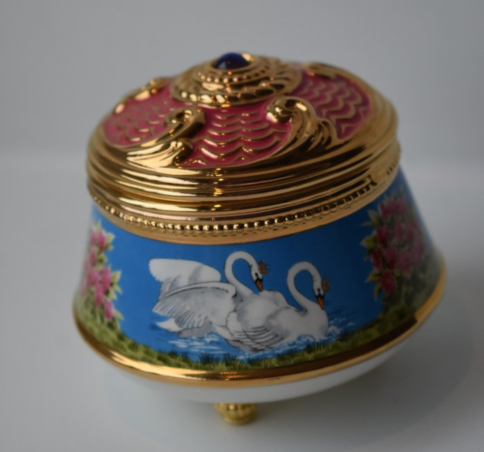 House of Fabergé - F. Mint - Cutie Bijuterii - cutie muzicală/bijuterii „Lacul lebedelor” - porțelan - placat cu aur de 24 kt