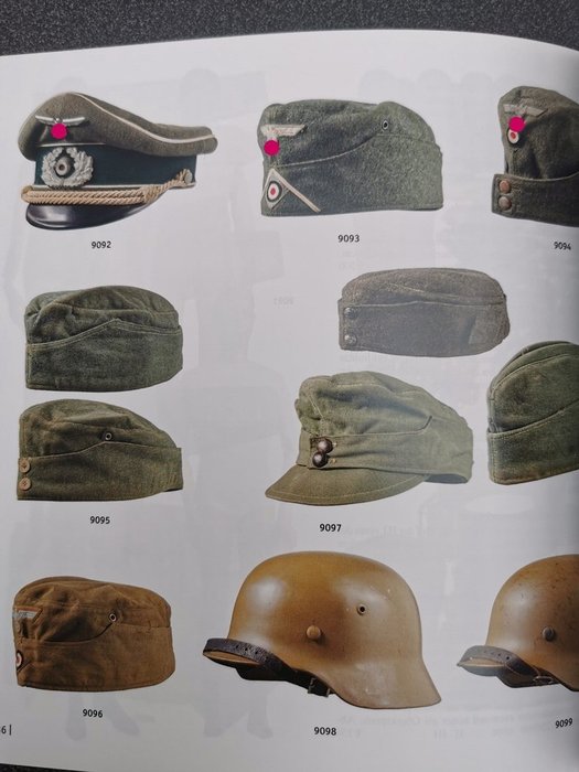Deutschland - 2x Referenzbuch - Militaria ab 1919  300Seiten, ca. 1200 farbige Abbildungen Uniformen, - 2019