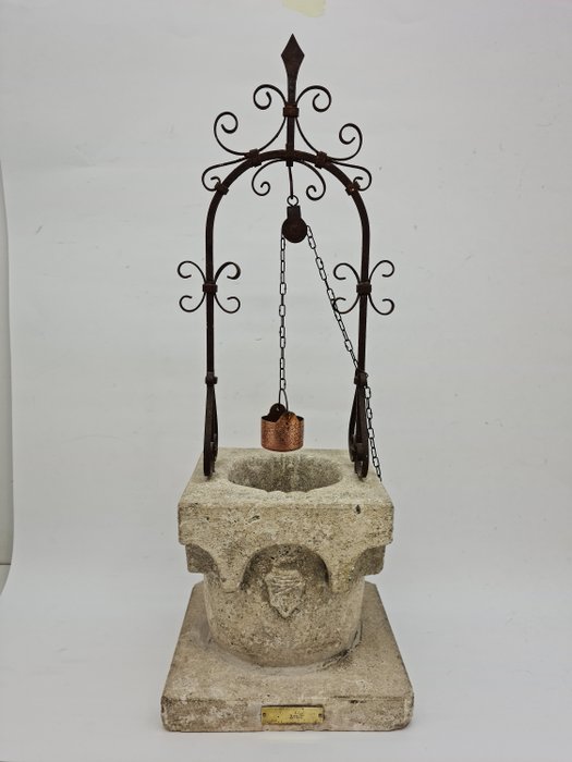 Ornament decorativ - Fântână de marmură cu arc din fier forjat - Italia 