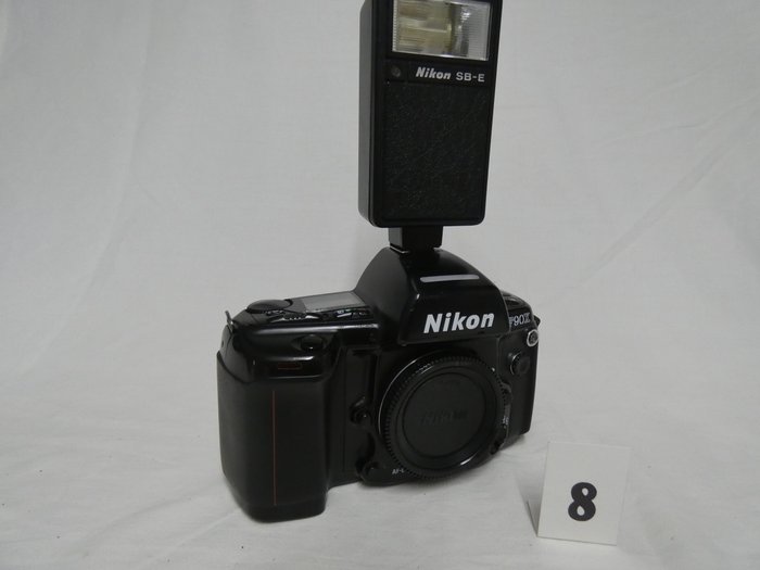 Nikon F90x + SB-E Analoge Kamera