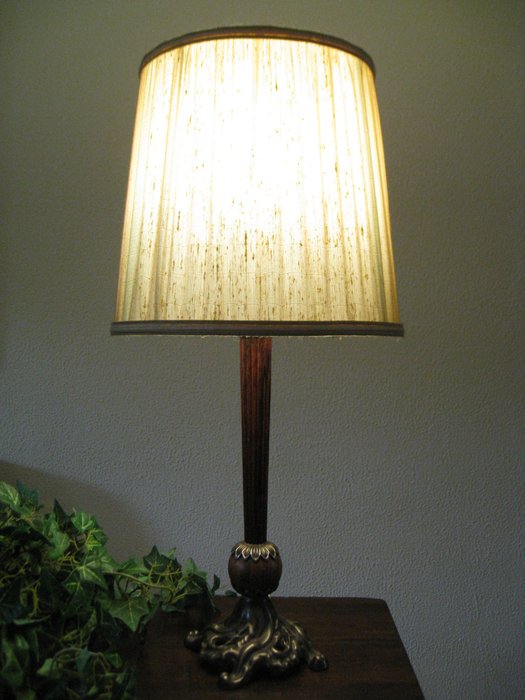 Bordslampa - Bordslampa med Art Nouveau Brons Jugendstil dekorerad bas, på Rosewood trästativ